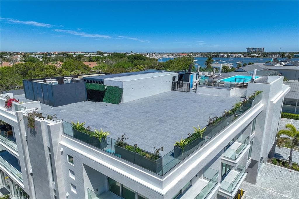 1165 8th St S 201, Naples, FL 34102-39