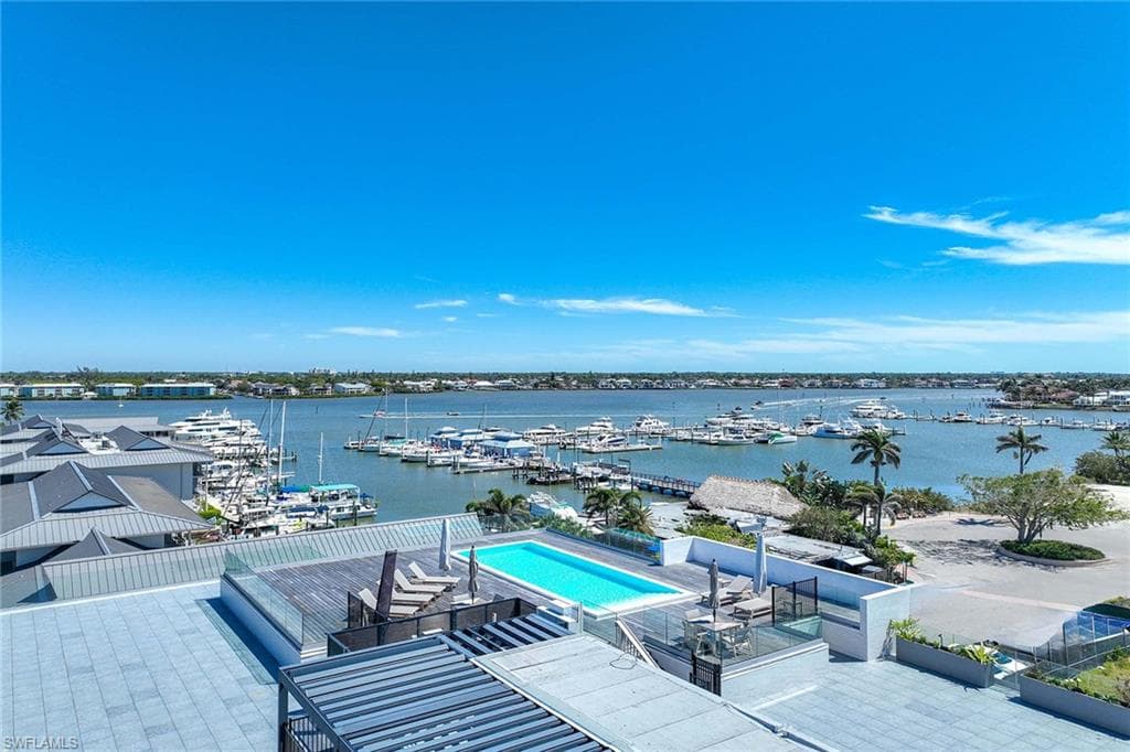 1165 8th St S 201, Naples, FL 34102-40