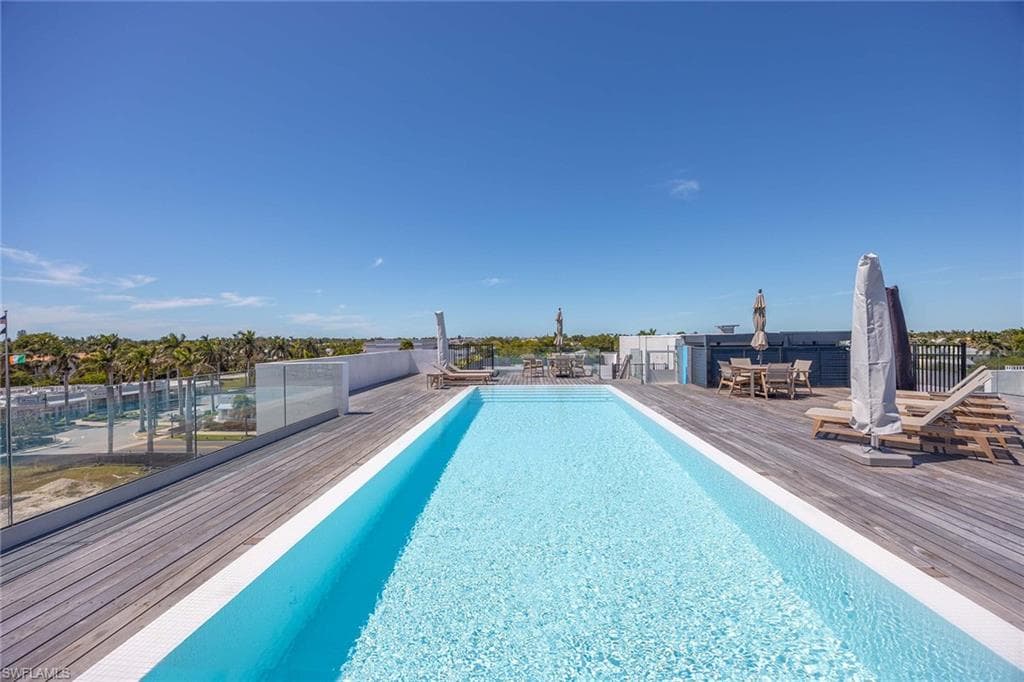 1165 8th St S 201, Naples, FL 34102-43