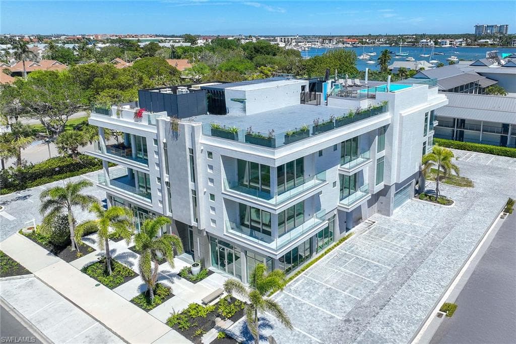 1165 8th St S 201, Naples, FL 34102-45