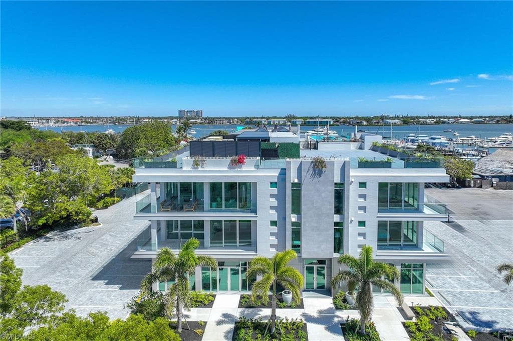 1165 8th St S 201, Naples, FL 34102-4