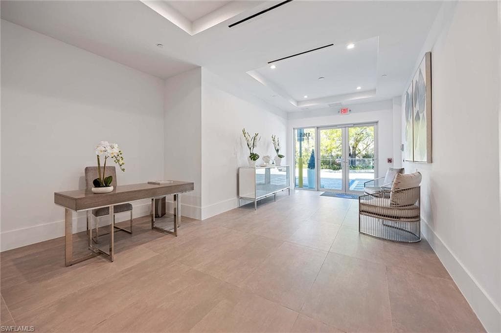 1165 8th St S 201, Naples, FL 34102-6