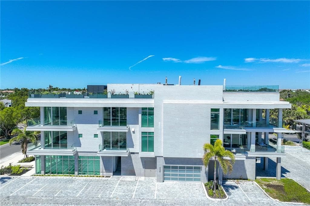 1165 8th St S 202, Naples, FL 34102-1