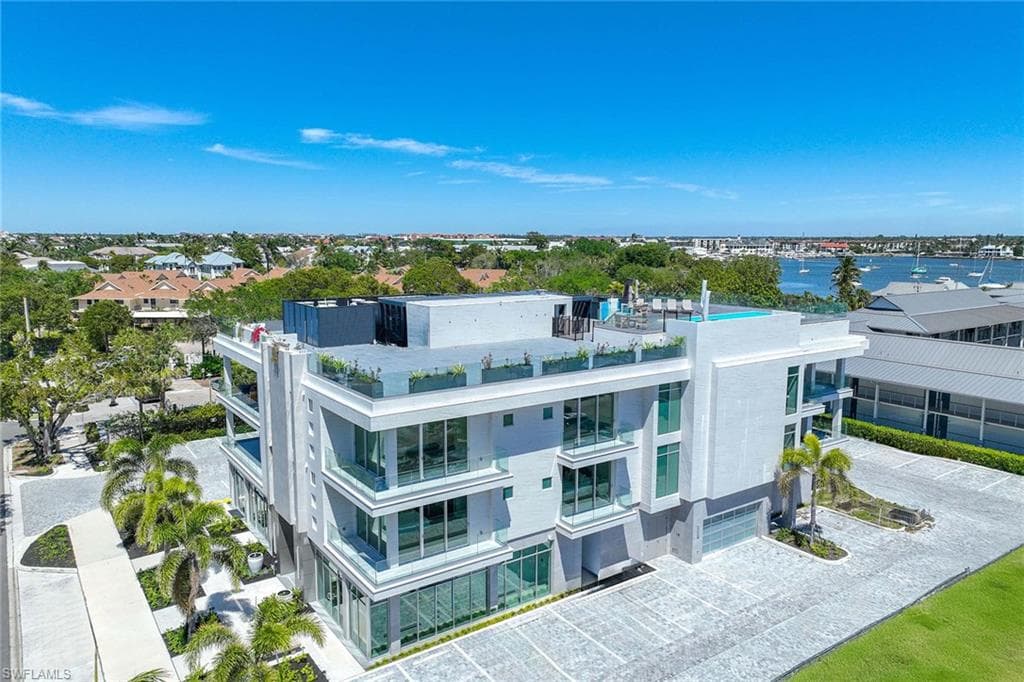 1165 8th St S 202, Naples, FL 34102-3