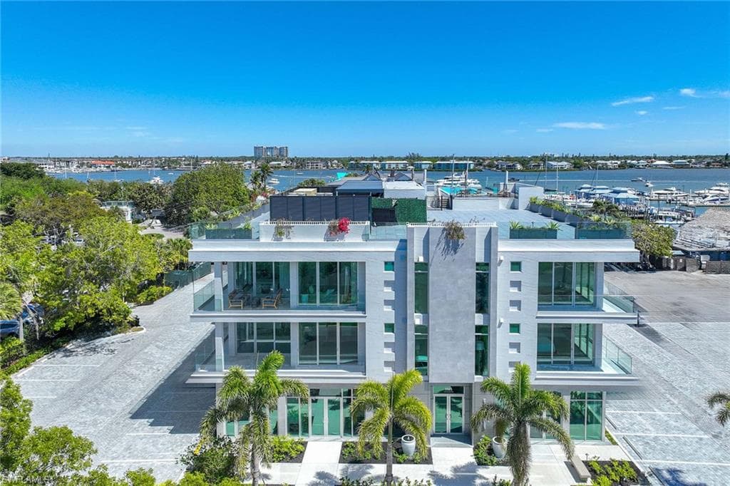 1165 8th St S 202, Naples, FL 34102-4