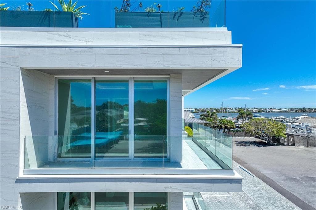 1165 8th St S 202, Naples, FL 34102-4