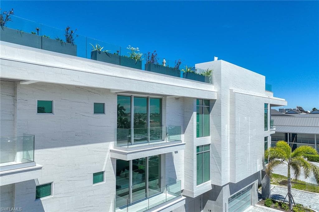 1165 8th St S 202, Naples, FL 34102-7
