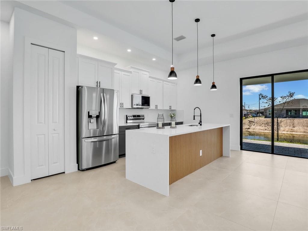 2010 21st St, Cape Coral, FL 33993-9