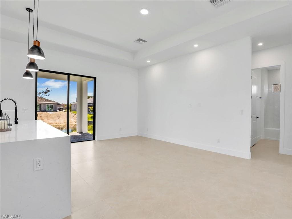 2010 21st St, Cape Coral, FL 33993-14