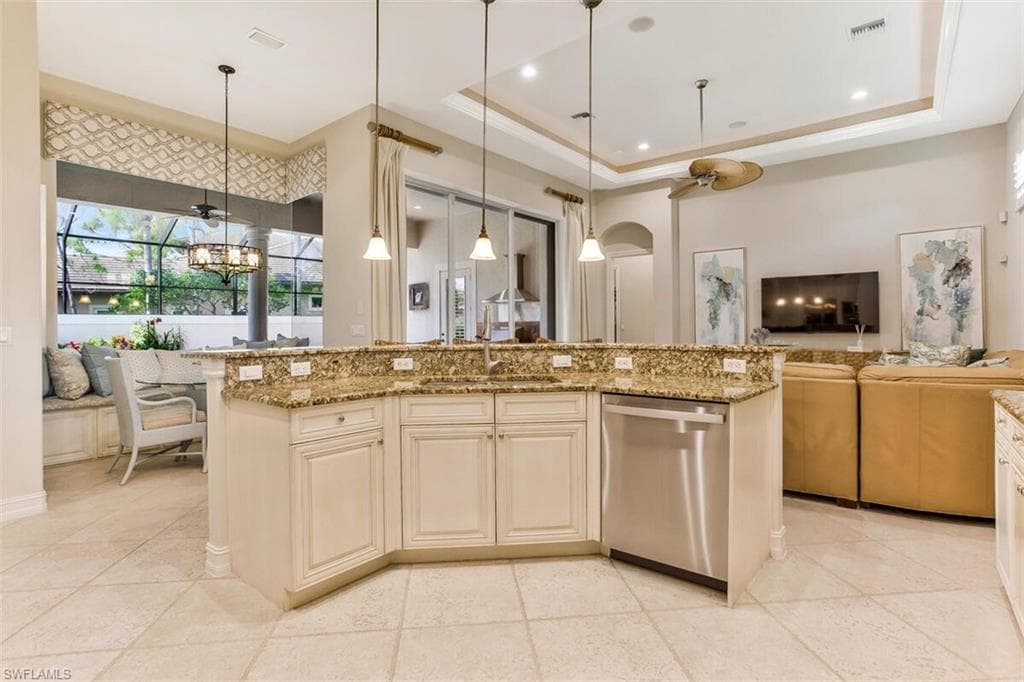 8958 Shenendoah Cir, Naples, FL 34113-14
