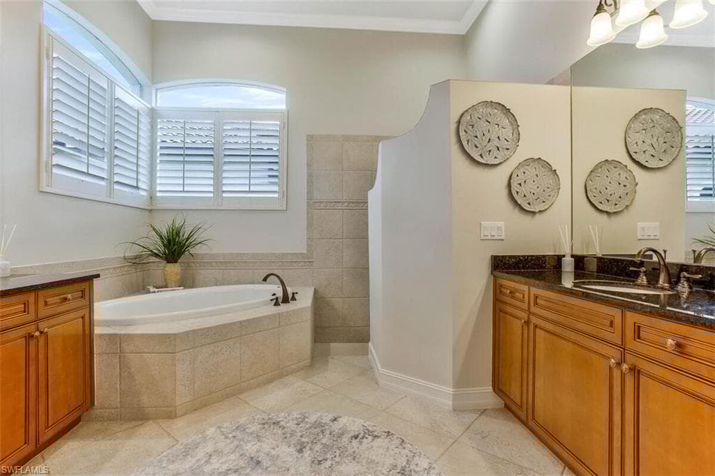 8958 Shenendoah Cir, Naples, FL 34113-22
