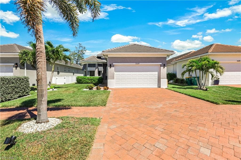 2669 Linda Dr, Naples, FL 34112-5