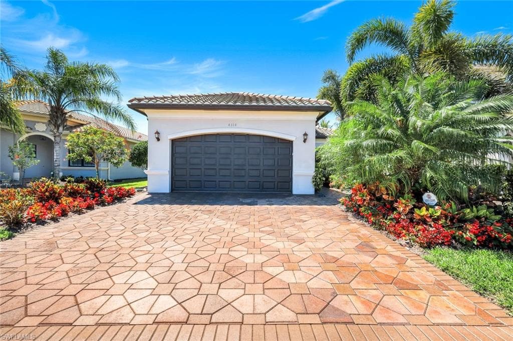 4318 Aurora St, Naples, FL 34119-3