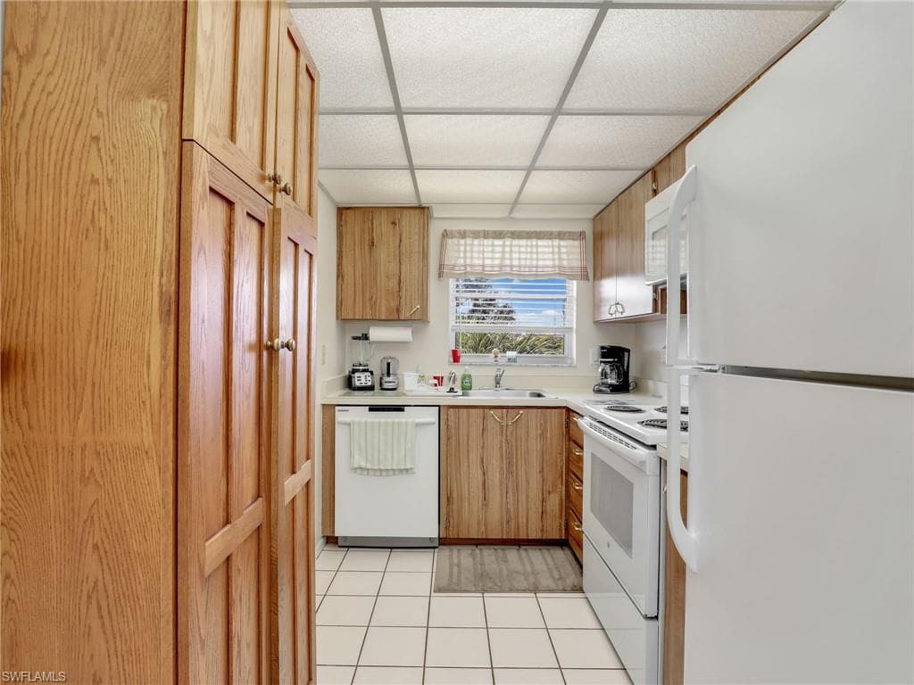 499 Forest Lakes Blvd 308, Naples, FL 34105-8