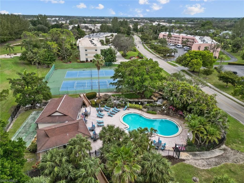 499 Forest Lakes Blvd 308, Naples, FL 34105-26