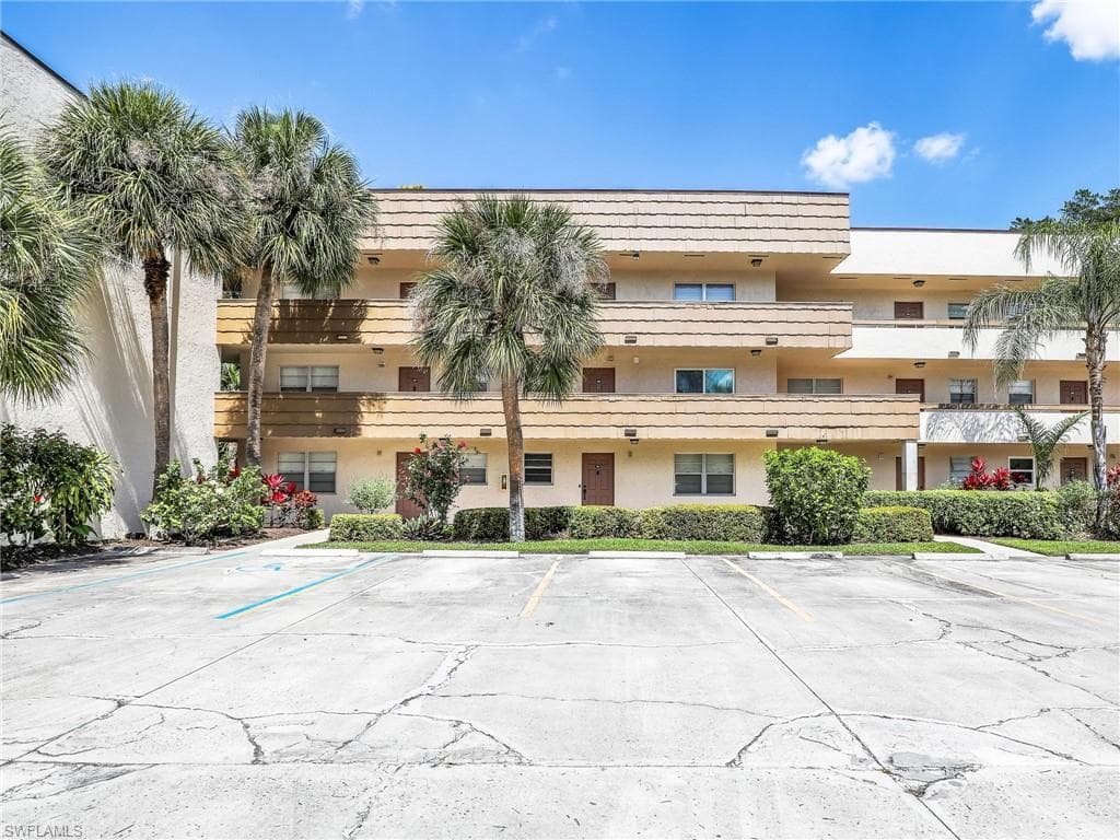 499 Forest Lakes Blvd 308, Naples, FL 34105-1