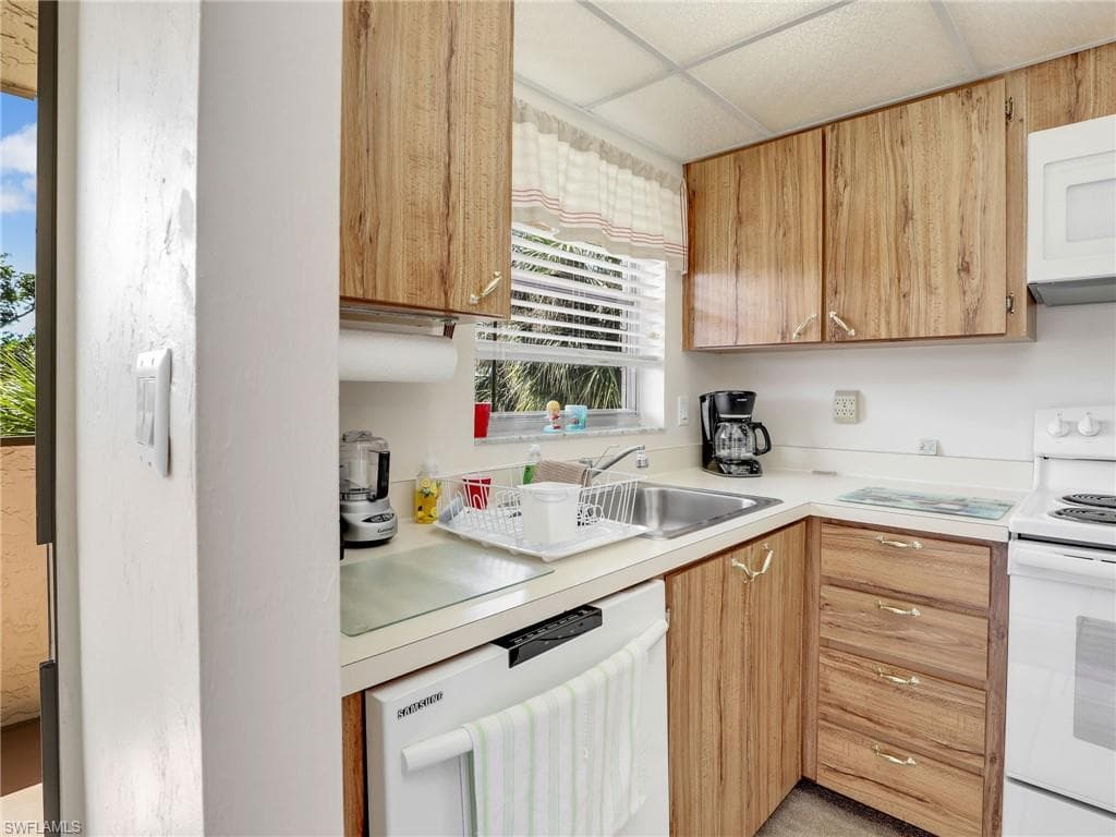 499 Forest Lakes Blvd 308, Naples, FL 34105-5