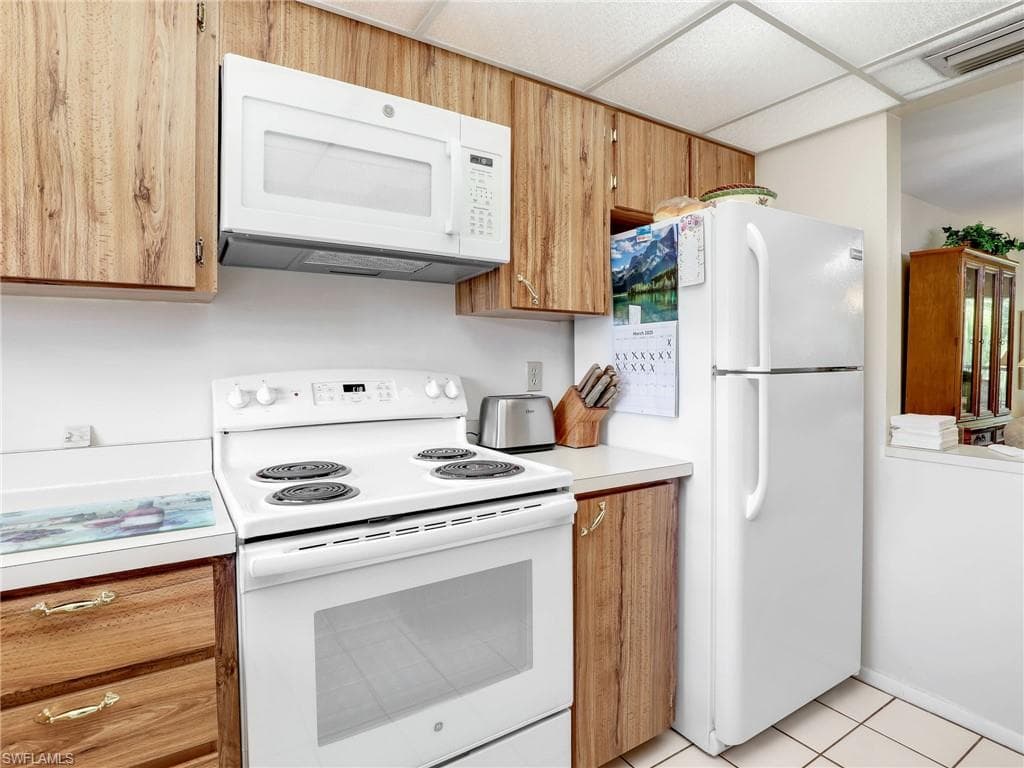 499 Forest Lakes Blvd 308, Naples, FL 34105-7