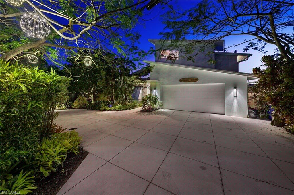 1155 12th St N, Naples, FL 34102-28