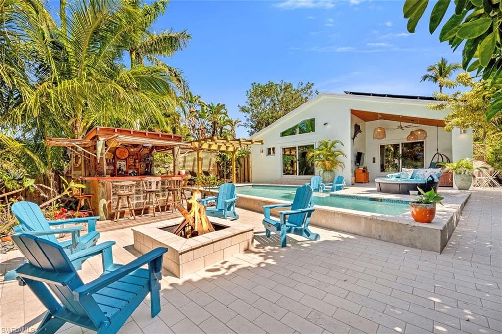 1155 12th St N, Naples, FL 34102-5