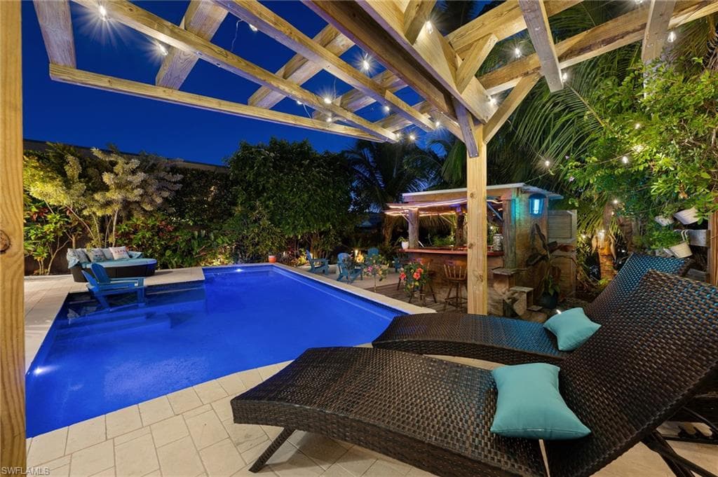 1155 12th St N, Naples, FL 34102-6
