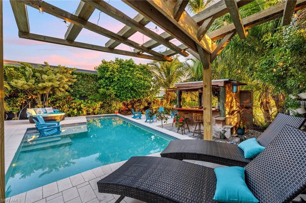 1155 12th St N, Naples, FL 34102-7