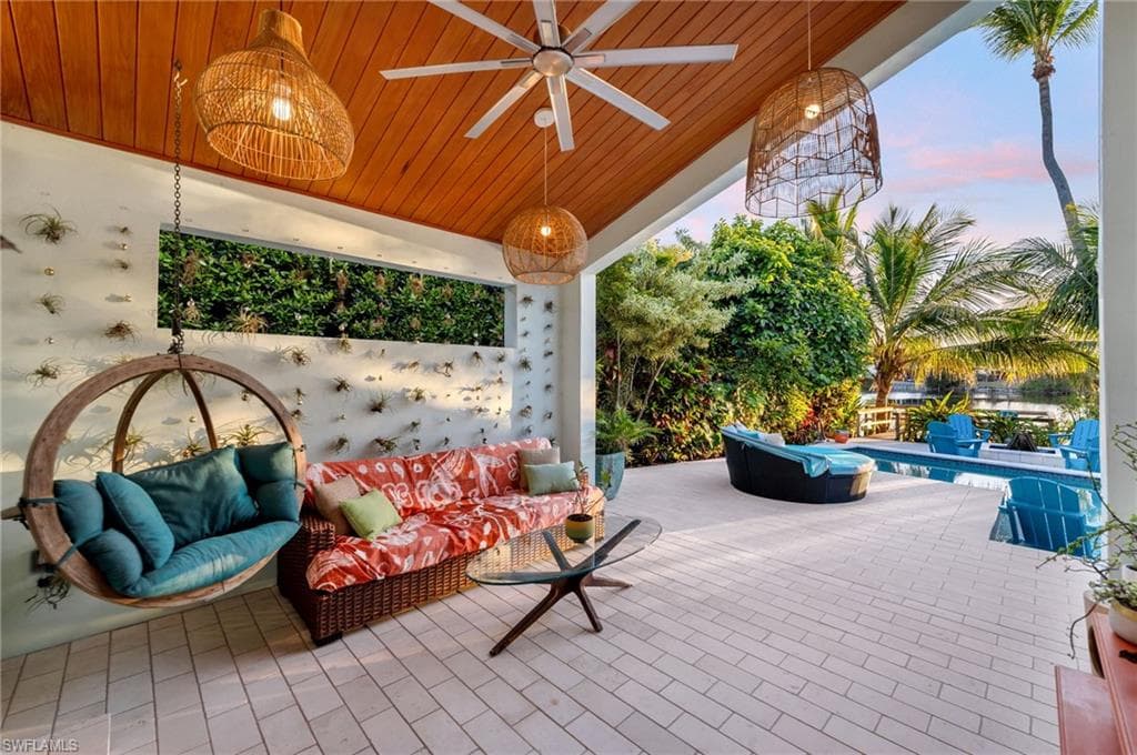 1155 12th St N, Naples, FL 34102-8