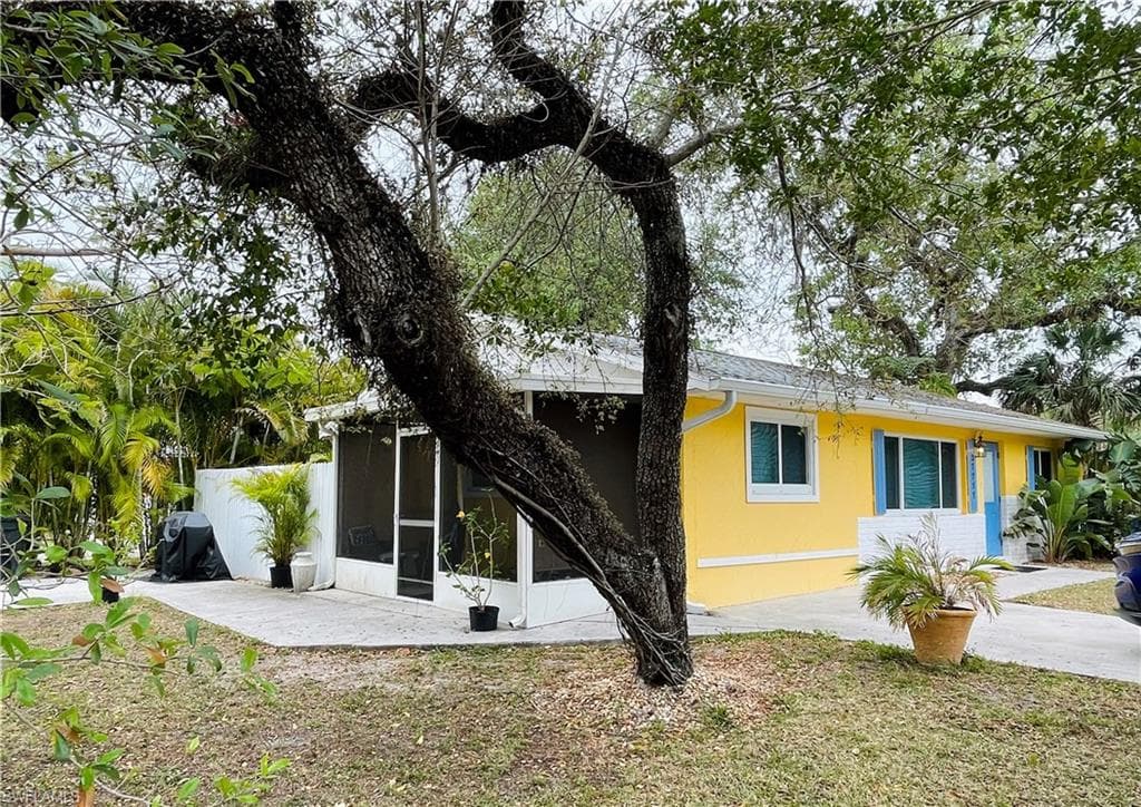 27777 Quinn St W, Bonita Springs, FL 34135-4