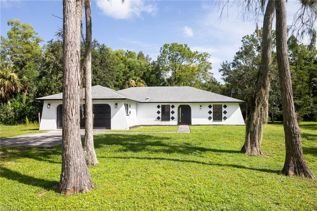 5671 Green Blvd, Naples, FL 34116-1