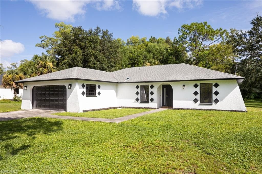 5671 Green Blvd, Naples, FL 34116-3