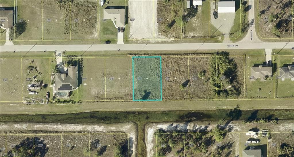 828 Foxtail St, Lehigh Acres, FL 33974-1