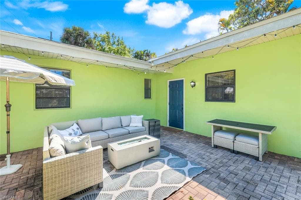 1275 8th Ave N, Naples, FL 34102-9