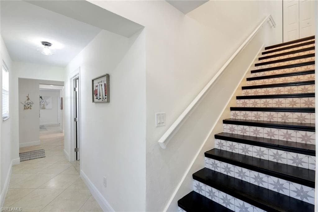 1275 8th Ave N, Naples, FL 34102-28