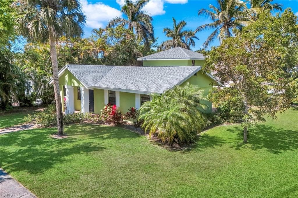 1275 8th Ave N, Naples, FL 34102-5