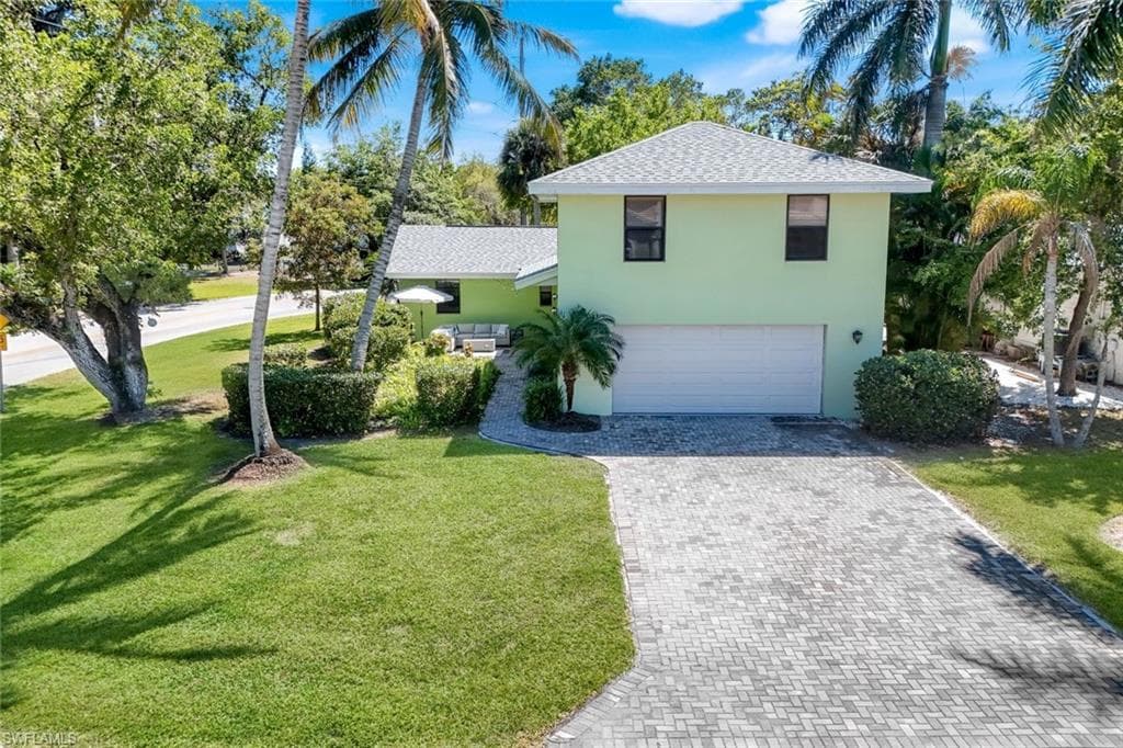 1275 8th Ave N, Naples, FL 34102-6