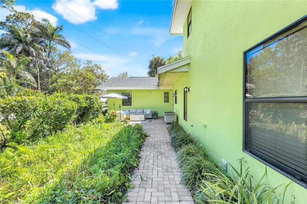 1275 8th Ave N, Naples, FL 34102-7