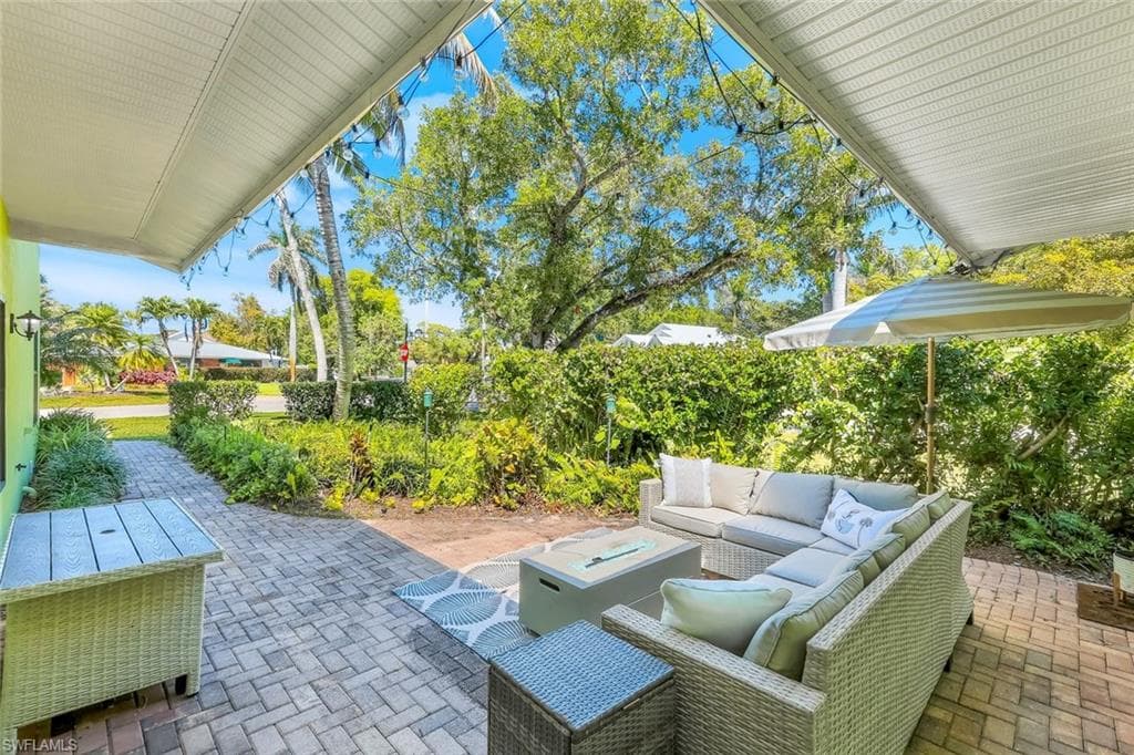 1275 8th Ave N, Naples, FL 34102-8