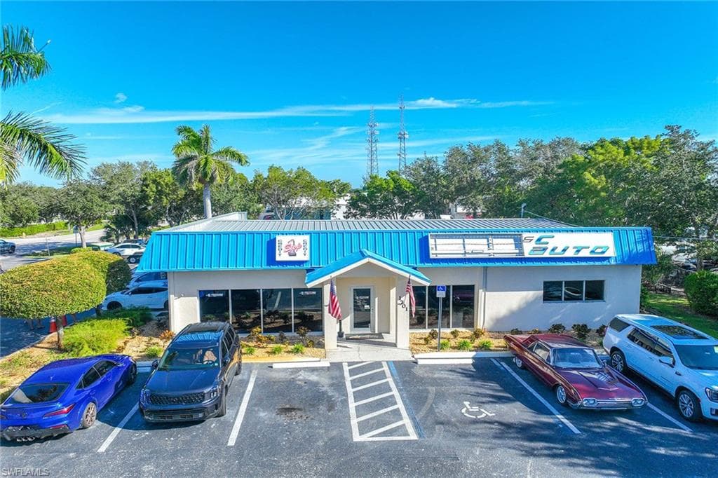 1701 Pine Ridge Rd, Naples, FL 34109-15