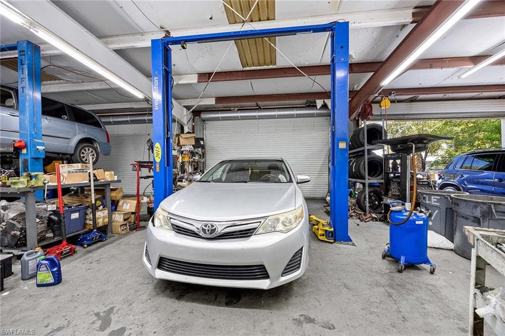 1701 Pine Ridge Rd, Naples, FL 34109-28