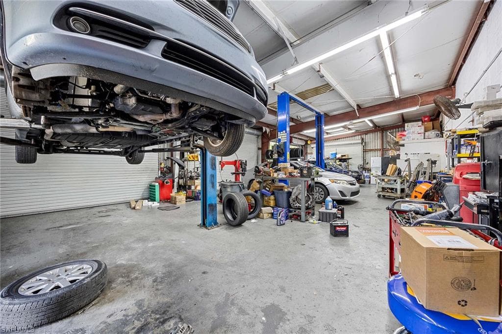 1701 Pine Ridge Rd, Naples, FL 34109-29