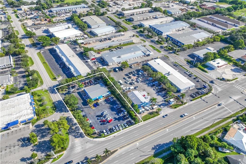 1701 Pine Ridge Rd, Naples, FL 34109-5