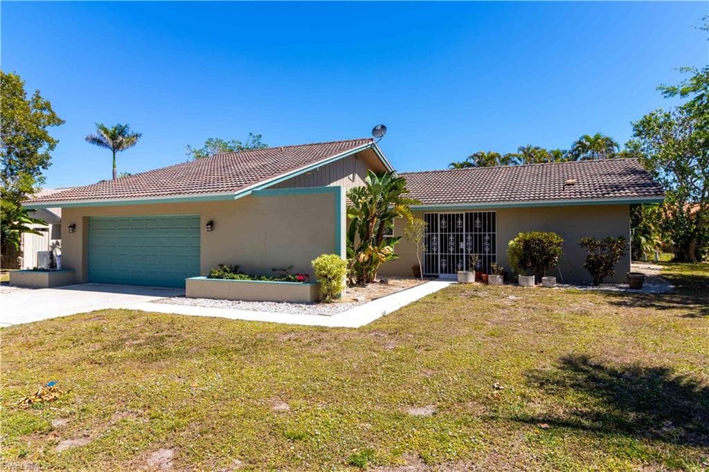 209 Pinehurst Cir, Naples, FL 34113-3