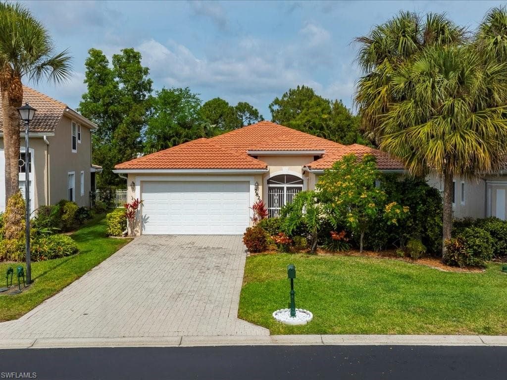 7829 Stratford Dr, Naples, FL 34104-2