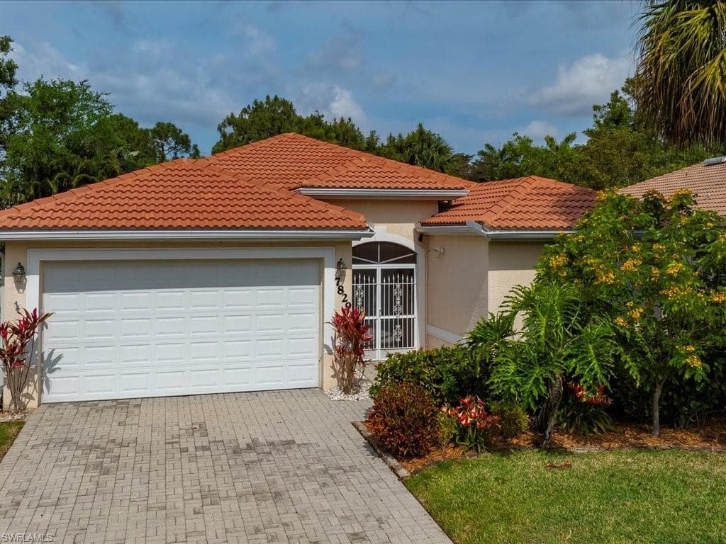 7829 Stratford Dr, Naples, FL 34104-4