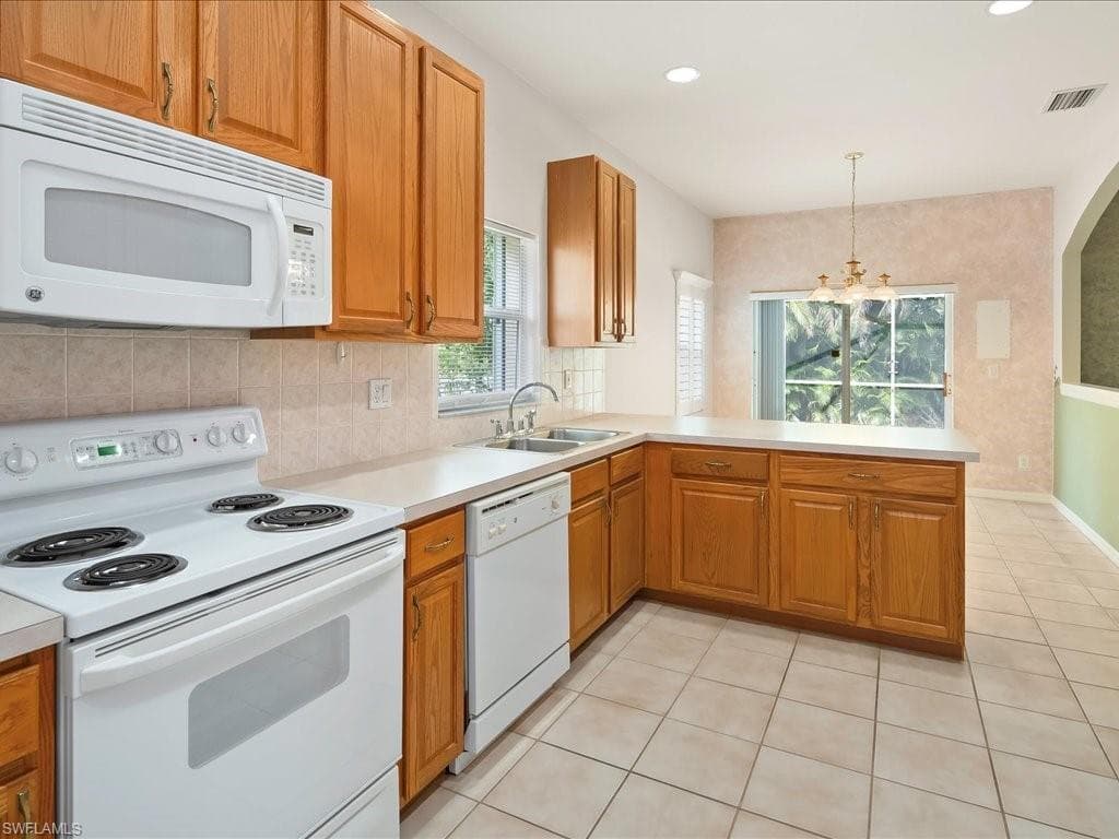 7829 Stratford Dr, Naples, FL 34104-7