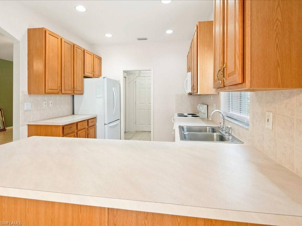 7829 Stratford Dr, Naples, FL 34104-8