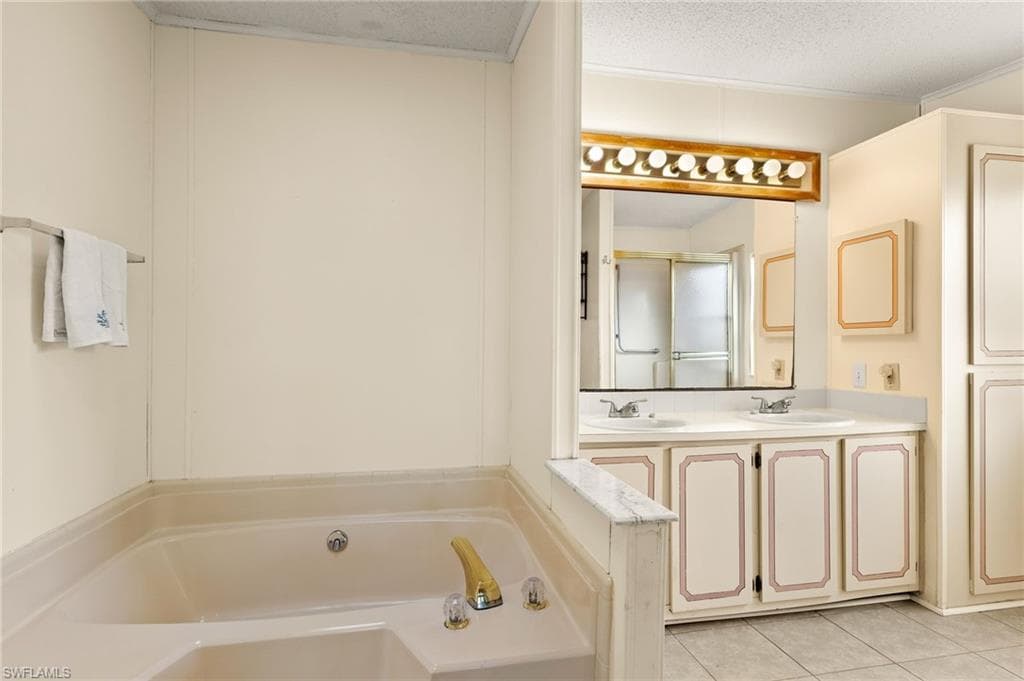 106 Oceans Blvd 106, Naples, FL 34104-18