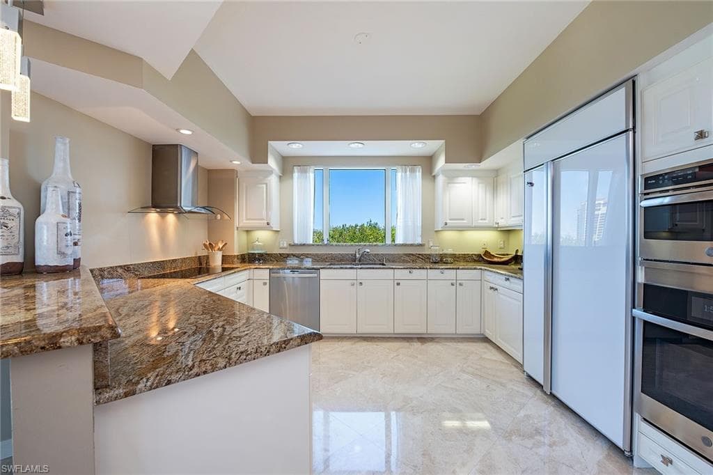 8990 Bay Colony Dr 403, Naples, FL 34108-5