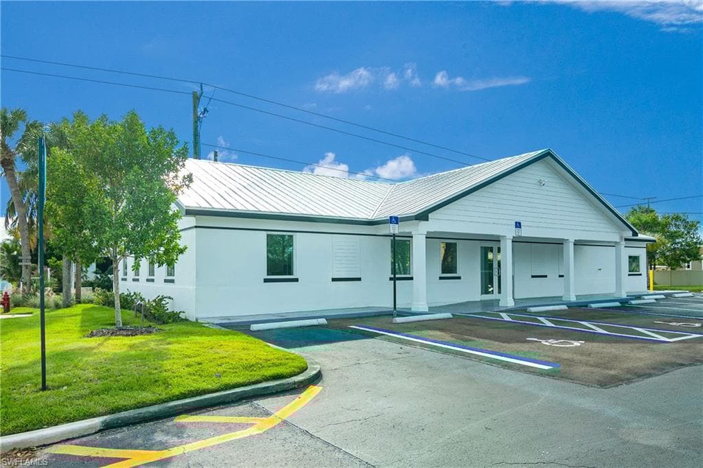 3010 Tamiami Trl E, Naples, FL 34112-1