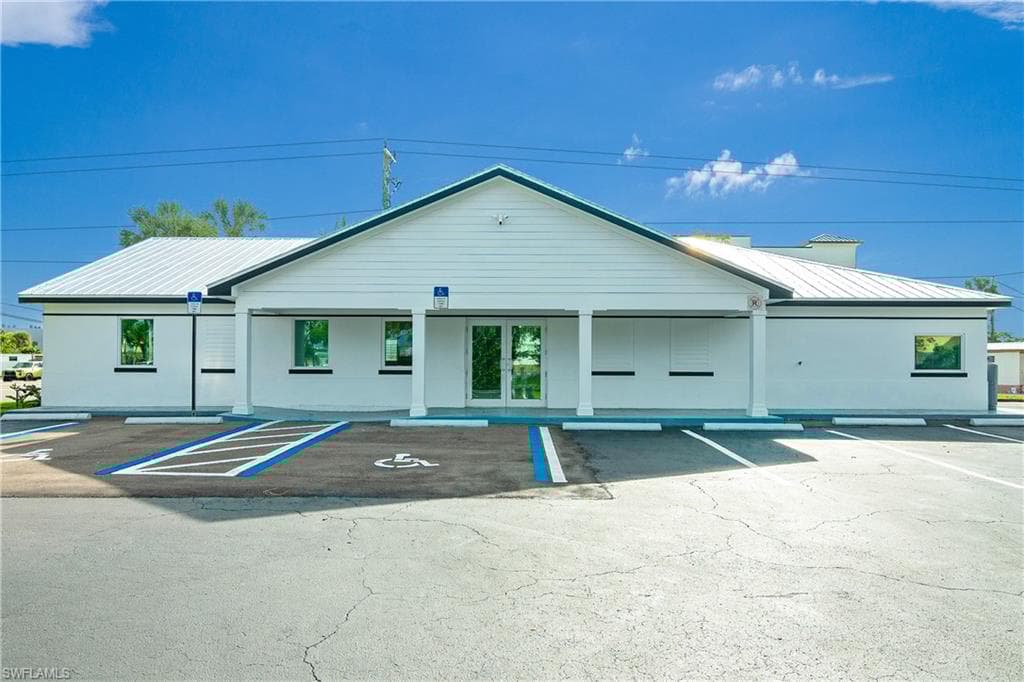 3010 Tamiami Trl E, Naples, FL 34112-3